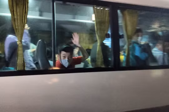 Một em học sinh vẫy tay vui mừng khi hết cách ly về nhà ăn Tết (Ảnh - Minh Thuý) 