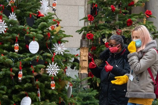 Người dân đeo khẩu trang khi đi chơi giáng sinh (Ảnh minh hoạ - BBC) 