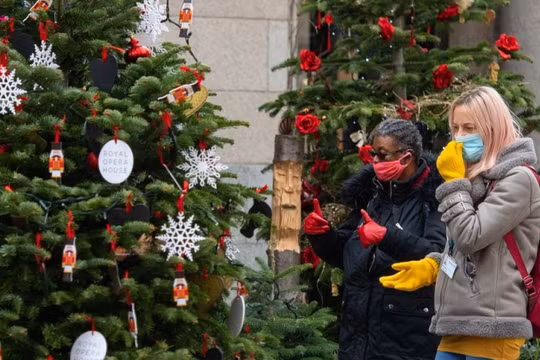 Người dân đeo khẩu trang khi đi chơi giáng sinh (Ảnh minh hoạ - BBC) 