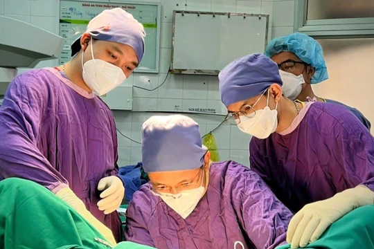 Các bác sĩ phẫu thuật cho bệnh nhân (Ảnh - BVCC) 