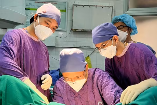 Các bác sĩ phẫu thuật cho bệnh nhân (Ảnh - BVCC) 