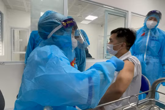 Nhân viên y tế được tiêm vaccine phòng COVID-19 (Ảnh - Tuấn Dũng) 
