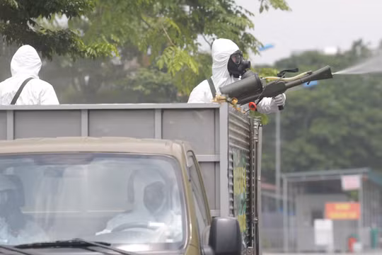 Nhân viên y tế phun khử khuẩn (Ảnh - Hoàng Anh)