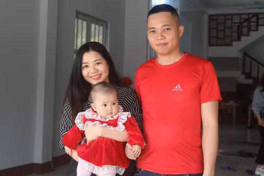 Anh Hiếu, chị Xoan hạnh phúc bên thiên thần nhỏ (Ảnh - Minh Thuý) 