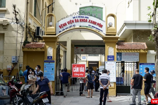 Bệnh viện Đa khoa Xanh Pôn đang chăm sóc, theo dõi sức khoẻ cho các trẻ bị tiêm nhầm vaccine COVID-19 (Ảnh - Minh Thuý) 