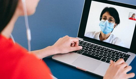 Bác sĩ tư vấn cho người bệnh trực tuyến bằng internet (Ảnh minh hoạ) 