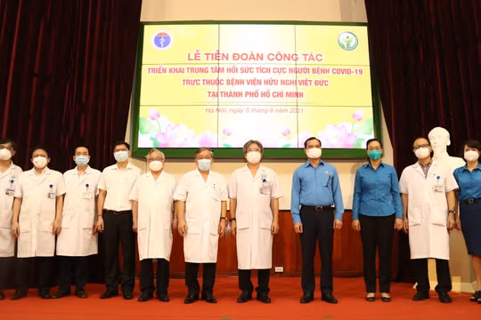 GS. TS. Trần Bình Giang -Giám đốc Bệnh viện Hữu nghị Việt Đức (thứ 5 từ phải sang) tiễn đoàn công tác lên đường thực hiện nhiệm vụ tại trung tâm hồi sức tích cực ở TP. HCM (Ảnh - BVCC) 