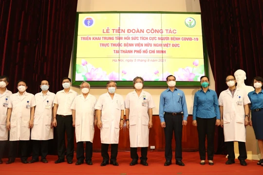 GS. TS. Trần Bình Giang -Giám đốc Bệnh viện Hữu nghị Việt Đức (thứ 5 từ phải sang) tiễn đoàn công tác lên đường thực hiện nhiệm vụ tại trung tâm hồi sức tích cực ở TP. HCM (Ảnh - BVCC) 