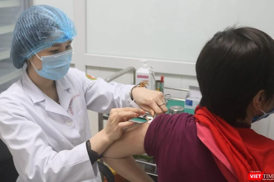 Nhân viên y tế tiêm vaccine COVID-19 Nanocovax cho tình nguyện viên (Ảnh - Minh Thuý) 