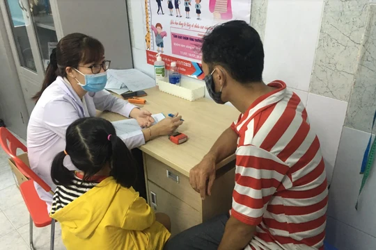 Bác sĩ khám cho trẻ (Ảnh - BVCC) 