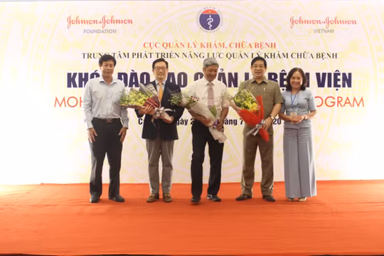 Thứ trưởng Bộ Y tế Nguyễn Trường Sơn khai mạc khóa đào tạo quản lý bệnh viện (Ảnh: Lê Hảo) 