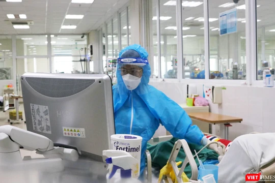 Bác sĩ siêu âm cho bệnh nhân (Ảnh - Minh Thuý) 