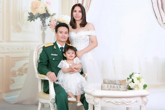 Gia đình Thượng úy Đậu Văn Dũng, chị Phạm Thị Ngọc và con gái Đậu Hà Lan (Ảnh - BVCC)