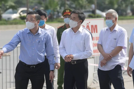 Chủ tịch UBND TP. Hà Nội Chu Ngọc cùng Thứ trưởng Bộ Y tế Trần Văn Thuấn, Phó Giám đốc CDC Hà Nội Khổng Minh Tuấn kiểm tra việc phong toả ở Bệnh viện K (Ảnh - Hoàng Anh) 