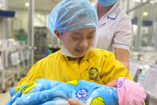 Mẹ bé Bình Anh hạnh phúc trong ngày gặp lại con gái (ẢNh: BVCC) 