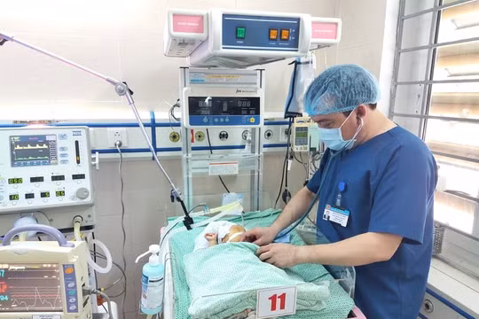 BS. Giang chăm sóc bé sơ sinh (Ảnh: Minh Thúy) 