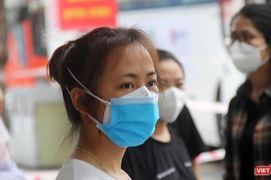 Từng có kinh nghiệm lấy mẫu, truy vết tại các tỉnh Hải Dương, Bắc Ninh, Bắc Giang, các sinh viên tới từ Hải Dương luôn thận trọng khi dùng khẩu trang để thực hiện 5K theo khuyến cáo của Bộ Y tế. (Ảnh: GVT)