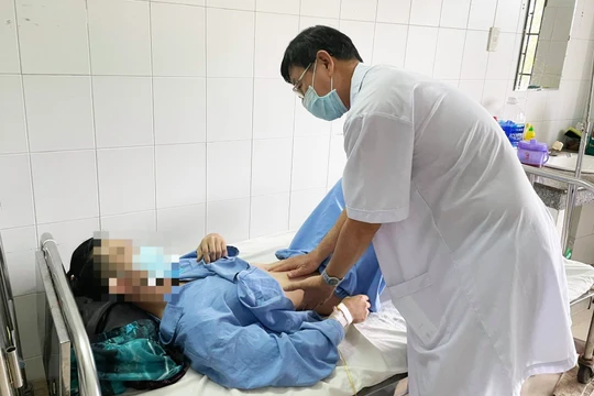 Bác sĩ chăm sóc cho bệnh nhân bị gãy dương vật vì thói quen kì lạ (Ảnh: BVCC) 