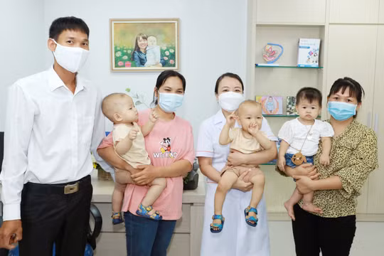 ThS.BS. Lê Thị Thu Hiền - Phó giám đốc chuyên môn Bệnh viện Nam học và Hiếm muộn Hà Nội giao lưu cùng các gia đình thụ tinh trong ống nghiệm miễn phí thành công (Ảnh - BVCC) 