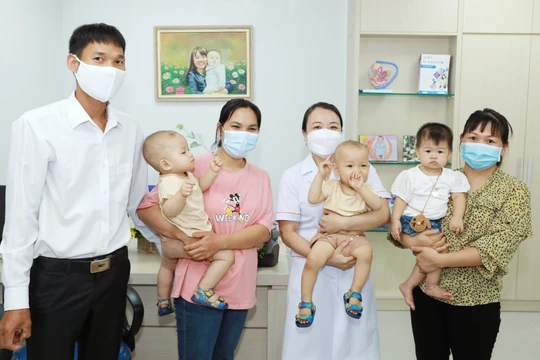 ThS.BS. Lê Thị Thu Hiền - Phó giám đốc chuyên môn Bệnh viện Nam học và Hiếm muộn Hà Nội giao lưu cùng các gia đình thụ tinh trong ống nghiệm miễn phí thành công (Ảnh - BVCC) 