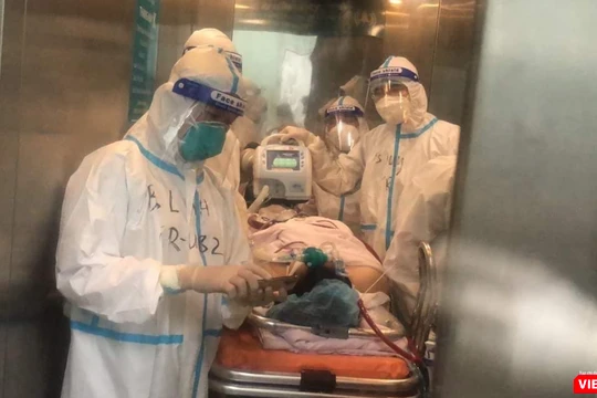 Bác sĩ chăm sóc cho bệnh nhân (Ảnh - MT) 