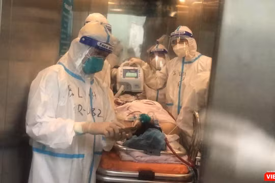 Sản phụ K.C được chuyển tuyến điều trị ngay trong đêm 28/9, khi vừa trải qua 4 tiếng đặt ECMO (Ảnh - Bảo Loan)