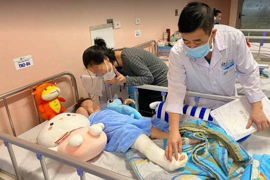 Bác sĩ kiểm tra tình hình sức khoẻ của bé H. (Ảnh - BVCC) 