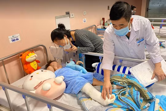 Bác sĩ kiểm tra tình hình sức khoẻ của bé H. (Ảnh - BVCC) 