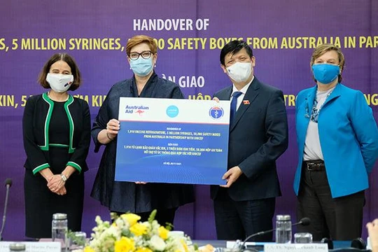 Bộ trưởng Bộ Y tế nhận 1.910 tủ lạnh bảo quản vaccine do Chính phủ Australia và UNICEF hỗ trợ (Ảnh - BYT)