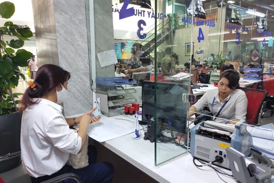 Người dân thanh toán viện phí tại bệnh viện (Ảnh: Minh Thuý) 