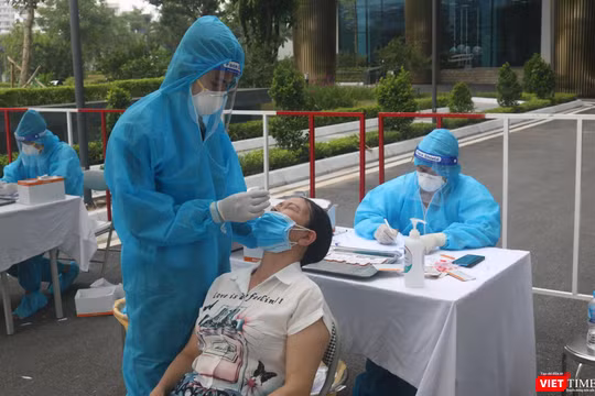 Người dân được lấy mẫu xét nghiệm COVID-19 (Ảnh - Minh Thuý) 