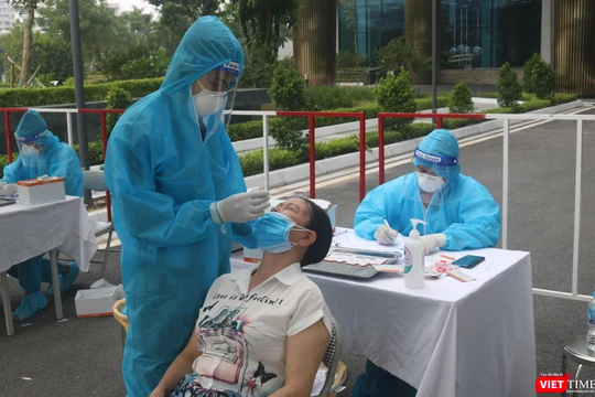 Người dân được lấy mẫu xét nghiệm COVID-19 (Ảnh - Minh Thuý) 