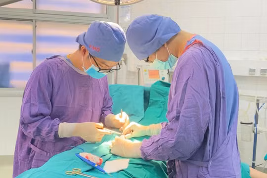 Các bác sĩ phẫu thuật cho bệnh nhân (Ảnh - BVCC) 