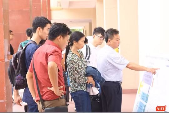 Phụ huynh học sinh xem thông tin tuyển sinh. Ảnh: Minh Thúy 