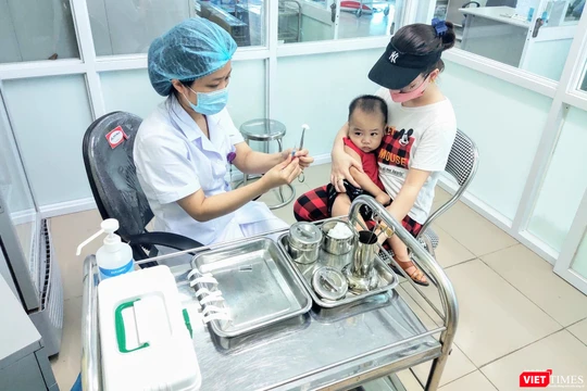 Bác sĩ tiêm vaccine cho trẻ (Ảnh: Minh Thúy) 