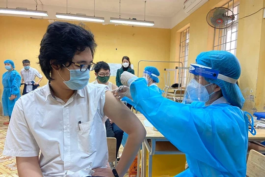 Học sinh được tiêm vaccine COVID-19 (Ảnh - Minh Thuý) 