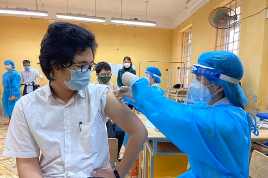 Học sinh được tiêm vaccine COVID-19 (Ảnh - Minh Thuý) 