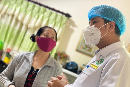 Bác sĩ dặn người thân trong gia đình chăm sóc F0 tại nhà (Ảnh - BĐ) 