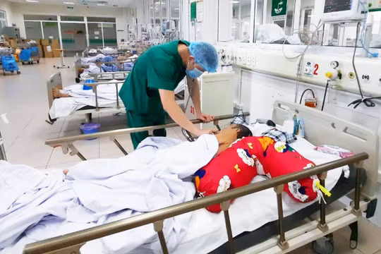 Bác sĩ khám bệnh cho bệnh nhân bị ngộ độc methanol (Ảnh - BVCC) 