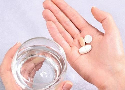 Người dân uống thuốc (Ảnh minh hoạ) 