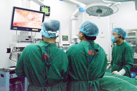 Bác sĩ tại Bệnh viện Nội tiết Trung ương phẫu thuật cho bệnh nhân bị u tủy thượng thận. Ảnh: Bệnh viện Nội tiết Trung ương.