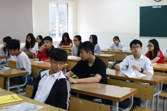 Học sinh chăm chú nghe giảng trong lớp học. Ảnh: Minh Thúy 