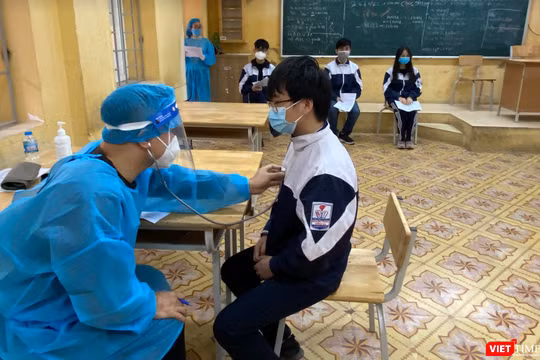 Học sinh được khám sức khoẻ trước tiêm vaccine COVID-19 (Ảnh - Quang Hùng) 