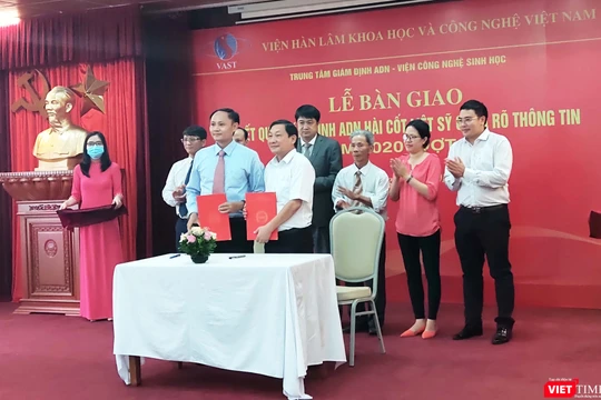 Đại diện Viện Công nghệ Sinh học, Viện Hàn lâm Khoa học Xã hội Việt Nam bàn giao kết quả giám định ADN hài cốt liệt sĩ chưa rõ thông tin cho Bộ Lao động Thương binh và Xã hội (Ảnh: Minh Thúy) 