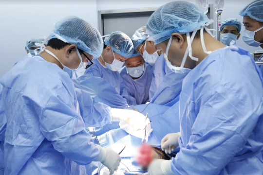 Các bác sĩ ở Bệnh viện Trung ương Quân đội 108 thực hiện ghép đa mô, tạng cứu sống 6 bệnh nhân (Ảnh: BVCC) 