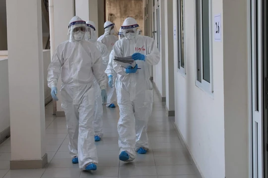 Các bác sĩ ở Bệnh viện Dã chiến số 2 Hải Dương (Ảnh - Kim Dung – Trung Sơn)