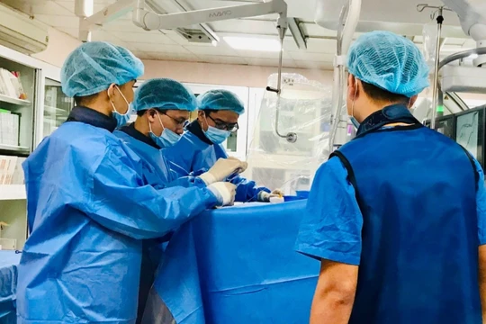 Các bác sĩ can thiệp cho bệnh nhân (Ảnh - BVCC) 