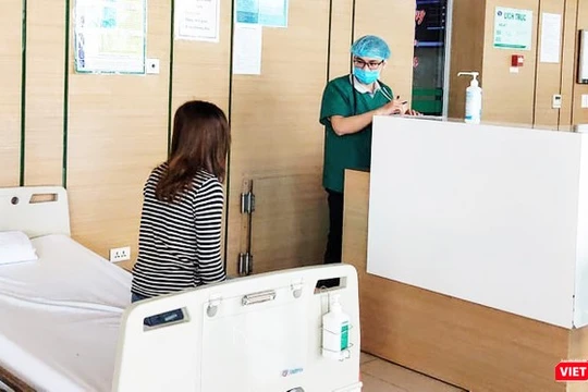 Bác sĩ thăm hỏi tình hình sức khoẻ bệnh nhân (Ảnh - Minh Thuý) 