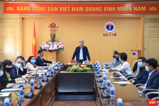Thứ trưởng Bộ Y tế Nguyễn Trường Sơn chủ trì cuộc họp (Ảnh - Minh Thuý) 