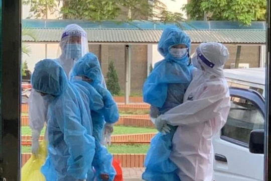 Trẻ nhỏ được đưa đi cách ly phòng COVID-19 (Ảnh - Ngọc Mai) 